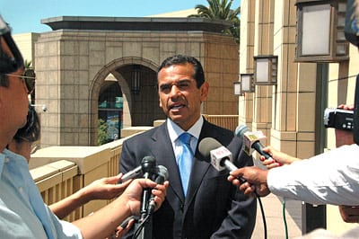 Mayor Villaraigosa briefs the press on Bike Summit