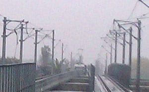 mblTangle Blue Line train stalled by damage to overhead catenary wires sits on overhead bridge about 100 yards south of Slauson Station. Photo by Luis Inzunza