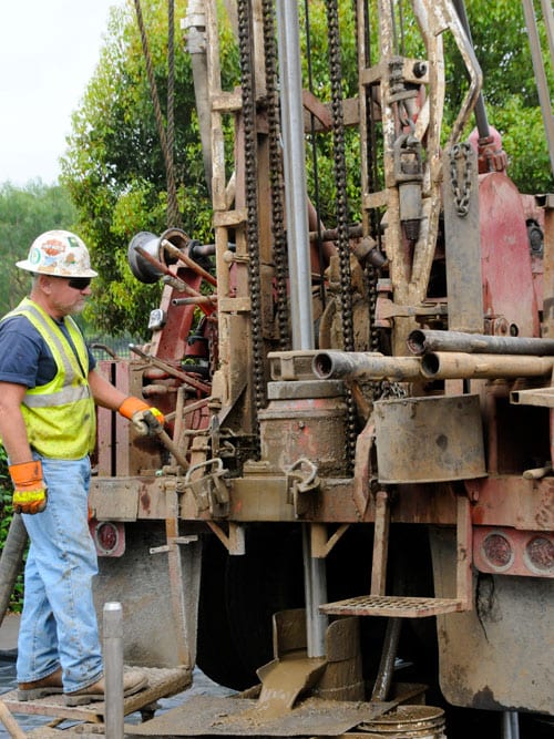 web6606 The exploratory drilliWorker demonstrates soil test drilling at news conference held in Westwood on Aug. 20, 2009. ngs are a key part of the planning and environmental process for the proposed Westside Subway Extension, a regionally beneficial Measure R transportation project. Photo by Gary Leonard.
