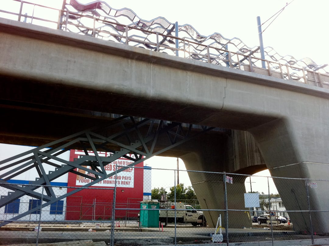 The staircase at the La Brea aerial station has been installed. The staircase at the La Brea aerial station has been installed.