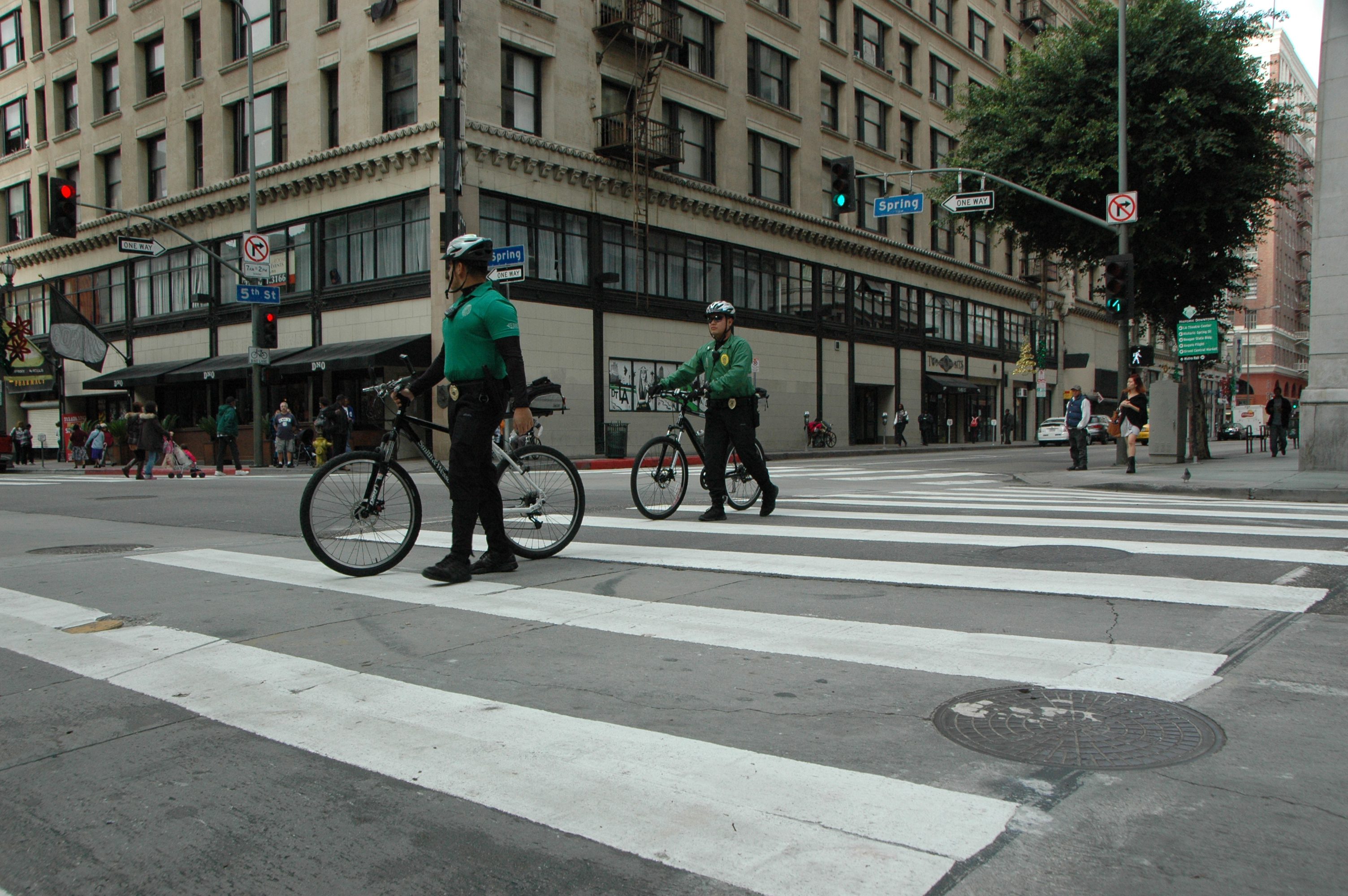 DTLA Bike Patrol officers demonstrate how to properly cross a crosswalk with a bike. Photo by Jose Ubaldo/Metro