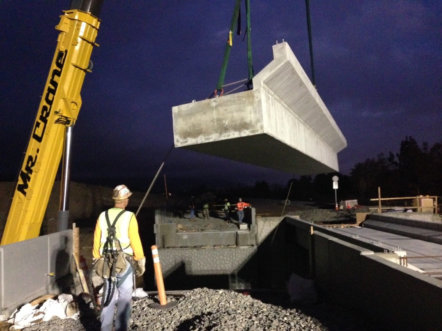 Work crews working on the bridge over Palm Drive in Azusa. Photo: Metro Gold Line Foothill Extension Construction Authority. 