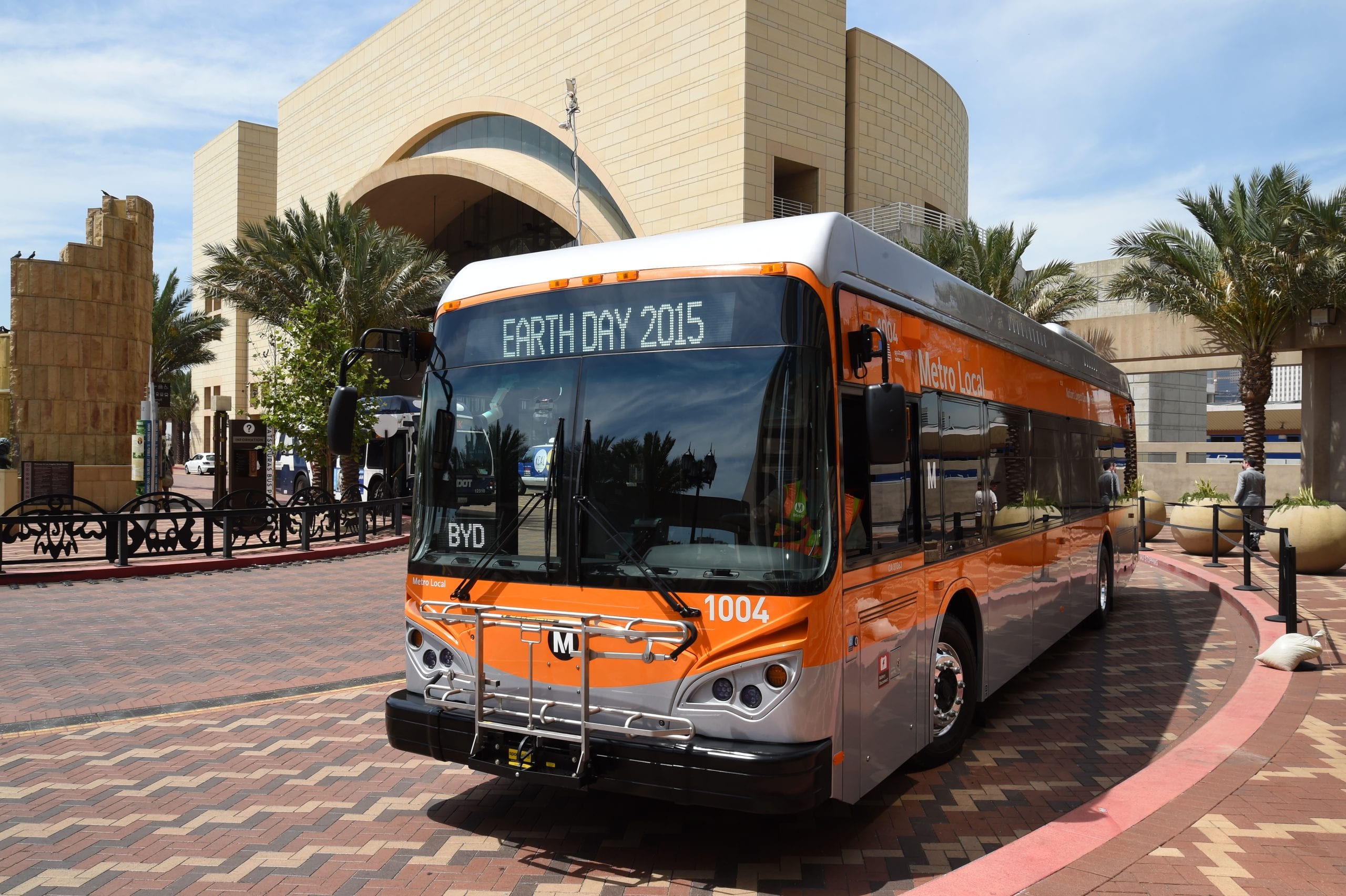 One of the five new electric buses made by BYD for Metro. Photo by Luis Inzunza/Metro. 