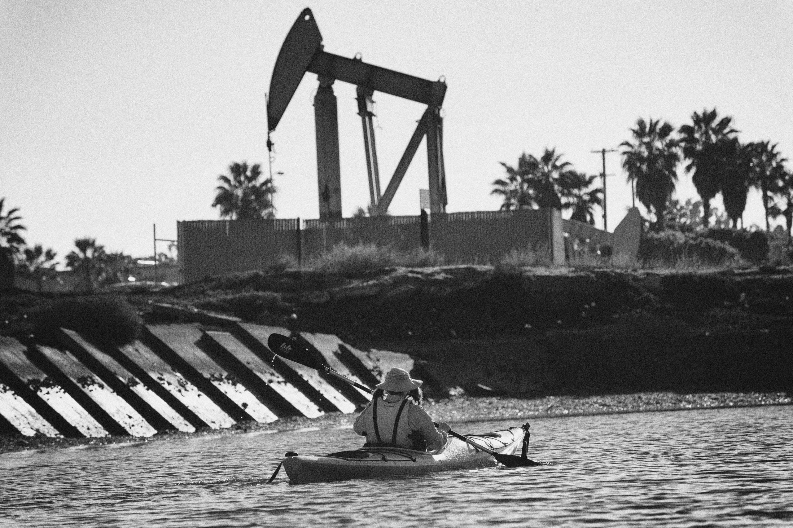 An active rig adjacent to Alamitos Bay in Long Beach. Photo: Steve Hymon.