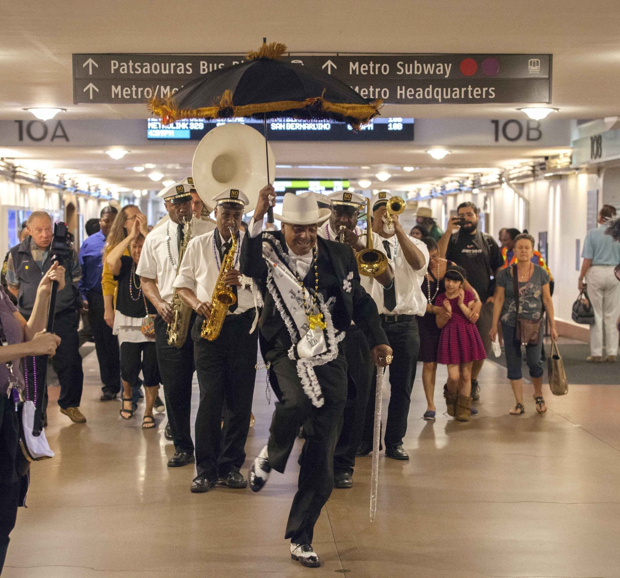 nola_trad_jazz_band_formation_crop