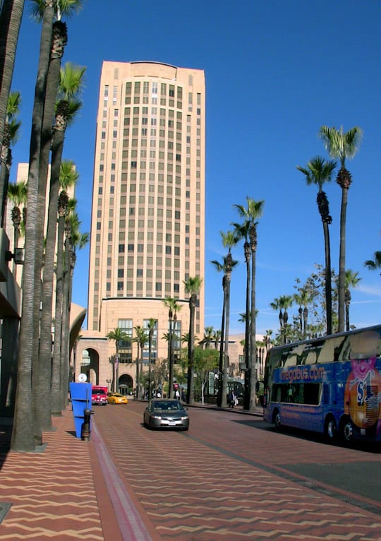 Building maintenance work involving helicopter lifts atop the Metro HQ highrise will restrict access to the Gateway Transit Plaza below during daytime hours this Saturday. Buses, including the LAX FlyAway and the Megabus, and parking will be detoured to other locations within the Union Station complex.