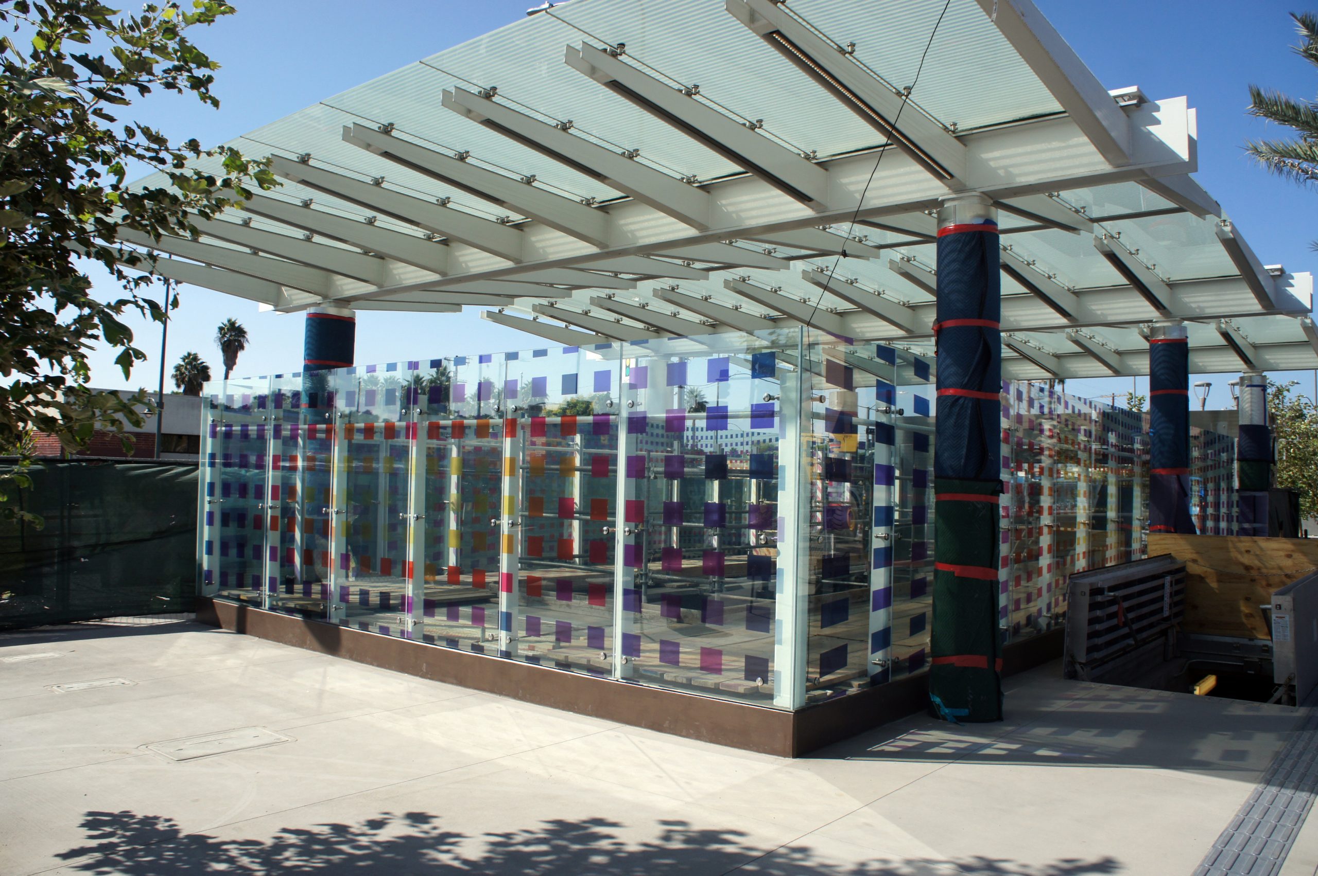 When viewed from a distance, the dynamic design also creates an illusion of bent glass panels.